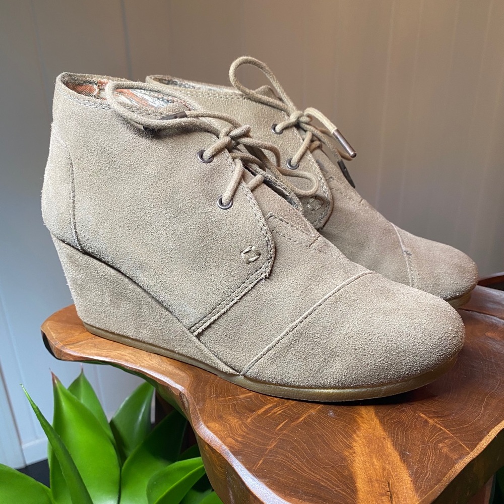 Toms Kala beige suede ankle booties ties city-style wedgies size 8 #1354